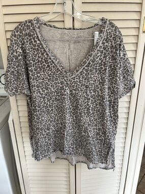 Anthropologie Pilcro cotton slub Gray Leopard V-Neck t-shirt Top 100% cotton